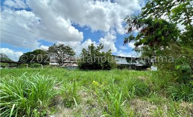 Terreno en Venta en Parque Lefevre YMW