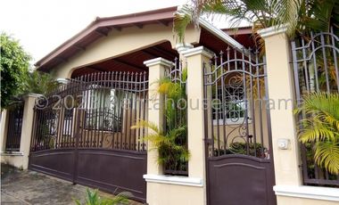 Alquiler de Casa en Brisas del Golf 24-4784