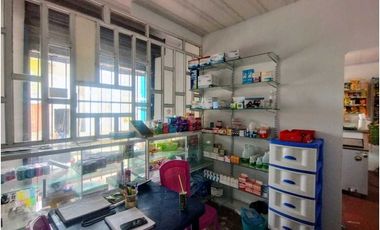 Casa Comercial con 2 Locales Tienda . Farmacia + Apto A Puerta Cerrada