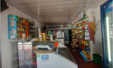 Casa Comercial con 2 Locales Tienda . Farmacia + Apto A Puerta Cerrada