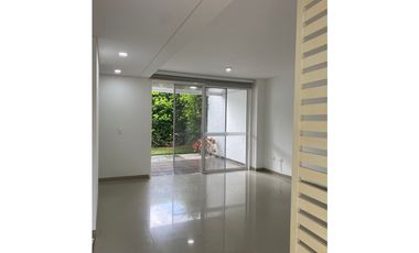 SE VENDE CASA  CAMPESTRE EN EL CASTILLO DE DOS NIVELES EN CONDOMINIO