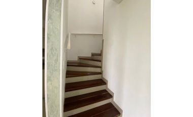 SE VENDE CASA  CAMPESTRE EN EL CASTILLO DE DOS NIVELES EN CONDOMINIO