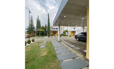 SE VENDE CASA  CAMPESTRE EN EL CASTILLO DE DOS NIVELES EN CONDOMINIO