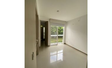 SE VENDE CASA  CAMPESTRE EN EL CASTILLO DE DOS NIVELES EN CONDOMINIO