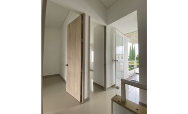 SE VENDE CASA  CAMPESTRE EN EL CASTILLO DE DOS NIVELES EN CONDOMINIO