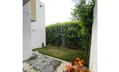 SE VENDE CASA  CAMPESTRE EN EL CASTILLO DE DOS NIVELES EN CONDOMINIO