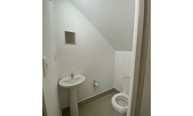 SE VENDE CASA  CAMPESTRE EN EL CASTILLO DE DOS NIVELES EN CONDOMINIO