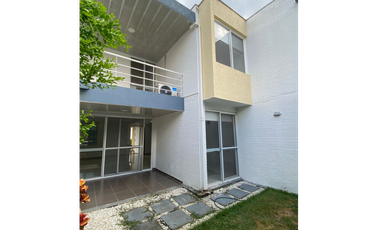 SE VENDE CASA  CAMPESTRE EN EL CASTILLO DE DOS NIVELES EN CONDOMINIO