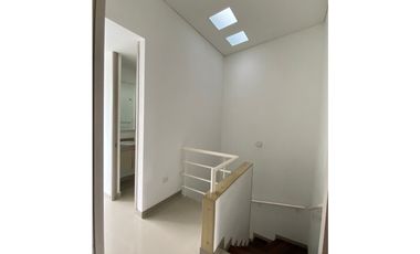 SE VENDE CASA  CAMPESTRE EN EL CASTILLO DE DOS NIVELES EN CONDOMINIO