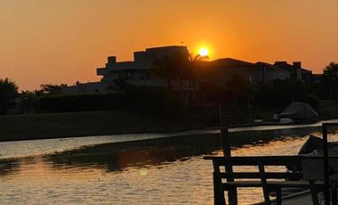 Casa en venta de 4 dormitorios con muelle de 40 mtrs en San Benito Tigre