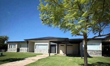 Casa en venta de 4 dormitorios con muelle de 40 mtrs en San Benito Tigre