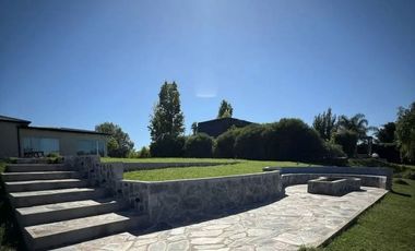 Casa en venta de 4 dormitorios con muelle de 40 mtrs en San Benito Tigre