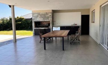 Casa en venta de 4 dormitorios con muelle de 40 mtrs en San Benito Tigre