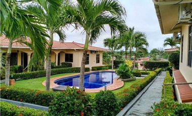 Vendo o alquilo espectacular apartamento en David. Céntrico y seguro