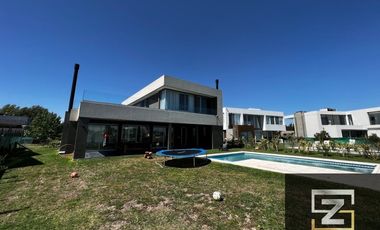 Casa en alquiler de 3 dormitorios c/ cochera en Barrio Privado Terralagos