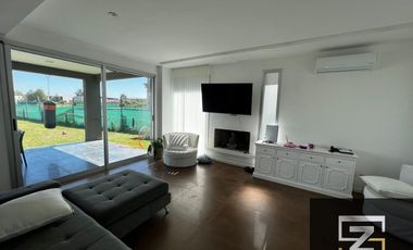 Casa en alquiler de 3 dormitorios c/ cochera en Barrio Privado Terralagos