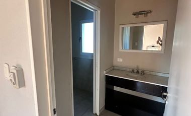 Casa en alquiler de 3 dormitorios c/ cochera en El Centauro