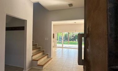 Casa en alquiler de 3 dormitorios c/ cochera en El Centauro