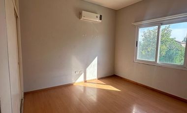 Casa en alquiler de 3 dormitorios c/ cochera en El Centauro