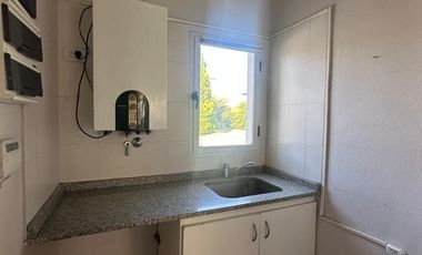 Casa en alquiler de 3 dormitorios c/ cochera en El Centauro