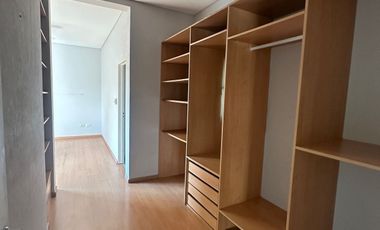 Casa en alquiler de 3 dormitorios c/ cochera en El Centauro