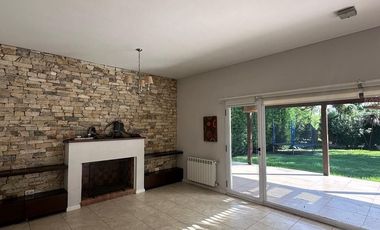 Casa en alquiler de 3 dormitorios c/ cochera en El Centauro