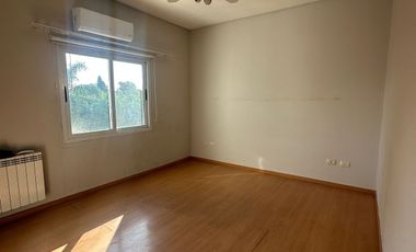 Casa en alquiler de 3 dormitorios c/ cochera en El Centauro