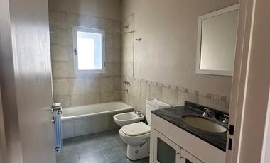 Casa en alquiler de 3 dormitorios c/ cochera en El Centauro