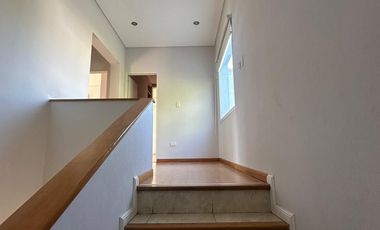 Casa en alquiler de 3 dormitorios c/ cochera en El Centauro