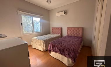 Casa en alquiler de 3 dormitorios c/ cochera en El Centauro