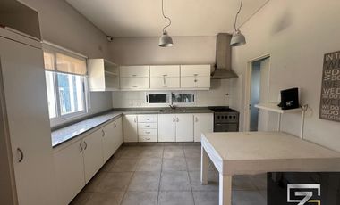 Casa en alquiler de 3 dormitorios c/ cochera en El Centauro