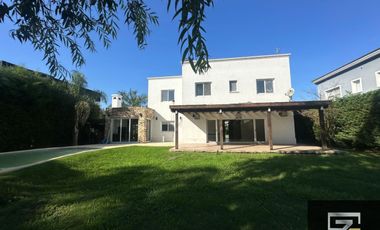 Casa en alquiler de 3 dormitorios c/ cochera en El Centauro