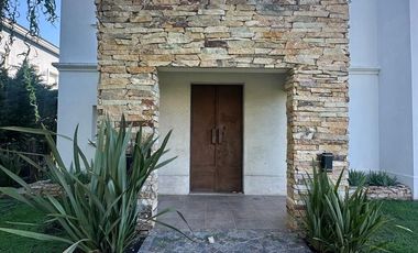 Casa en alquiler de 3 dormitorios c/ cochera en El Centauro