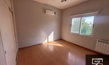 Casa en alquiler de 3 dormitorios c/ cochera en El Centauro