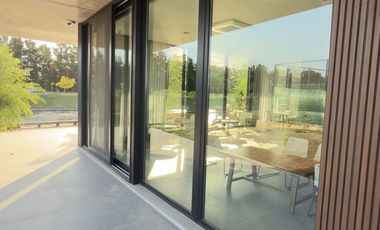 Casa en venta de 3 pisos a estrenar en Nordelta