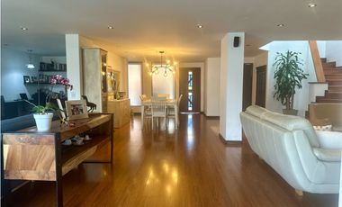 Vendo Hermosa casa en Los Parra-El Poblado.Medellín totalmente remodel