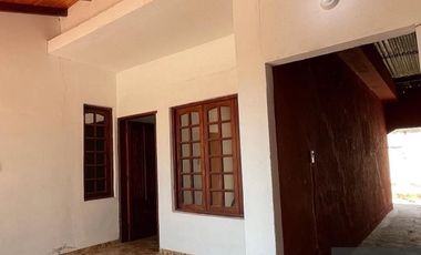 VENDE casa con local sobre Avenida