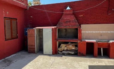 VENDE casa con local sobre Avenida