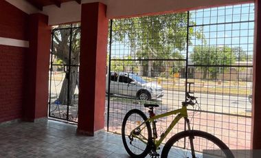 VENDE casa con local sobre Avenida