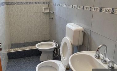 VENDE casa con local sobre Avenida
