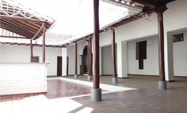 CASA EN VENTA PLAZOLETA PERALTA GIRON