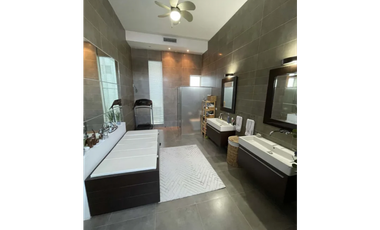 Se alquila casa en altos de golf