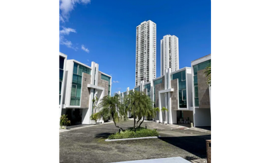 Se alquila casa en altos de golf