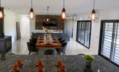 Casa en venta de 4 dormitorios c/ cochera en San Vicente