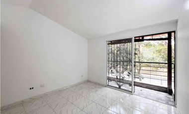 VENDO CASA  DE TRES PISOS EN LA HACIENDA, AL SUR DE CALI
