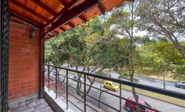 VENDO CASA  DE TRES PISOS EN LA HACIENDA, AL SUR DE CALI