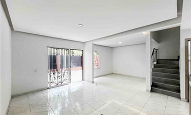 VENDO CASA  DE TRES PISOS EN LA HACIENDA, AL SUR DE CALI