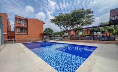 VENDO CASA  DE TRES PISOS EN LA HACIENDA, AL SUR DE CALI