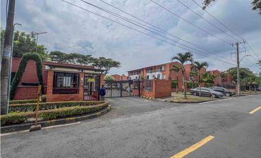 VENDO CASA  DE TRES PISOS EN LA HACIENDA, AL SUR DE CALI