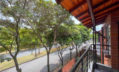 VENDO CASA  DE TRES PISOS EN LA HACIENDA, AL SUR DE CALI